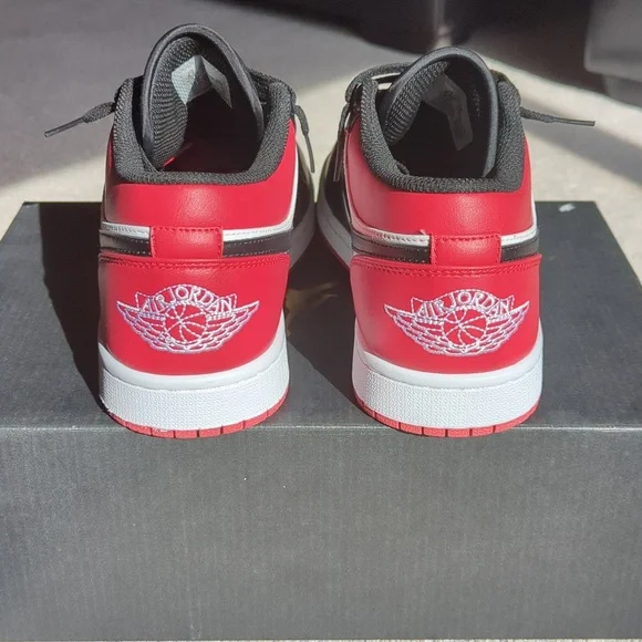 Jordan 1 Low "Bred Toe" - Picture 3 of 5
